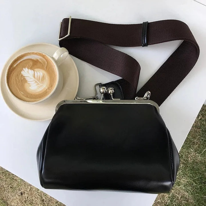 "Dam crossbody väska i PU-läder, elegant och kompakt med läpplåsstängning, perfekt för både vardag och fest."