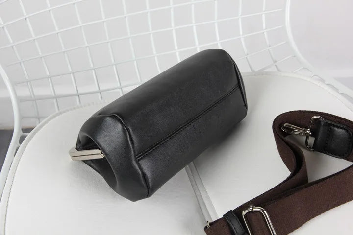 "Dam crossbody väska i PU-läder, elegant och kompakt med läpplåsstängning, perfekt för både vardag och fest."