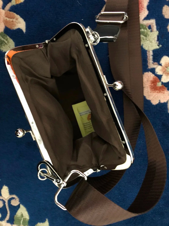 "Dam crossbody väska i PU-läder, elegant och kompakt med läpplåsstängning, perfekt för både vardag och fest."