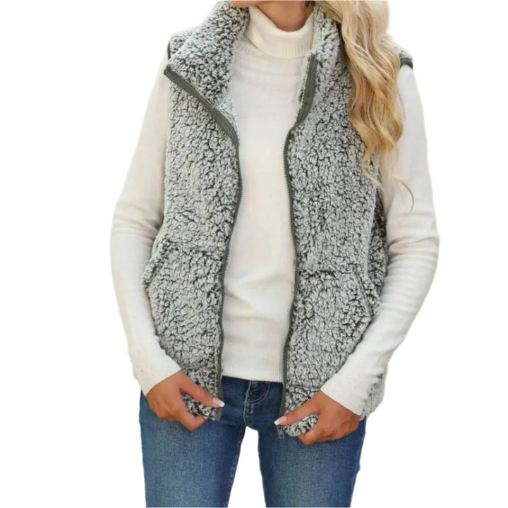 "Dam fleeceväst zip-up, mjuk och bekväm med rymliga fickor, perfekt för lager-på-lager-stil under kyliga dagar."