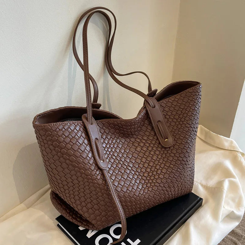 "Dam flätad axelväska i PU-läder, elegant design, neutral färg, perfekt för dagligt bruk och kompatibel med alla outfits."