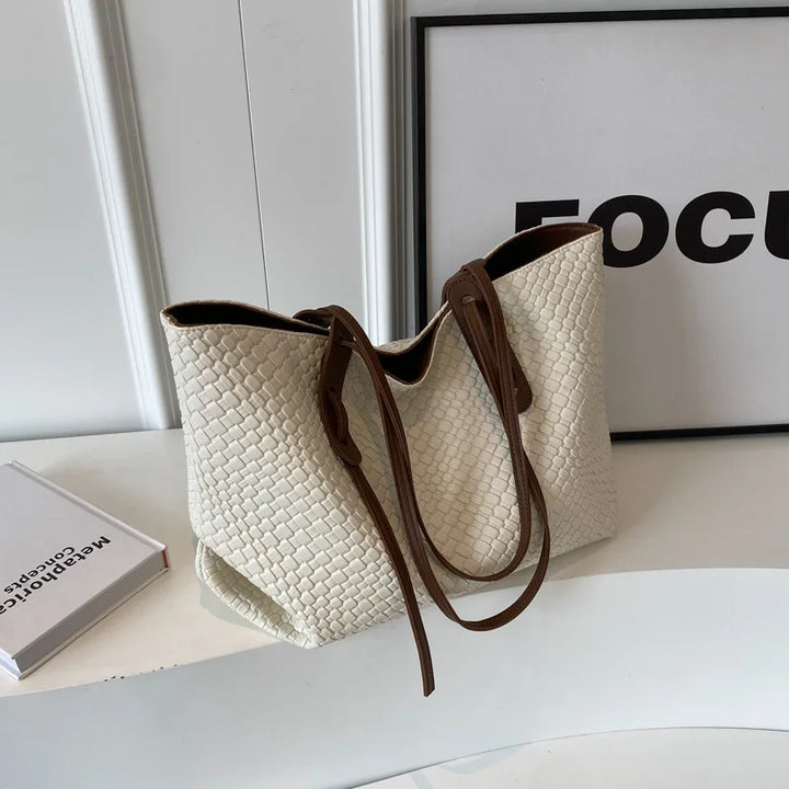 "Dam flätad axelväska i PU-läder, elegant design, neutral färg, perfekt för dagligt bruk och kompatibel med alla outfits."