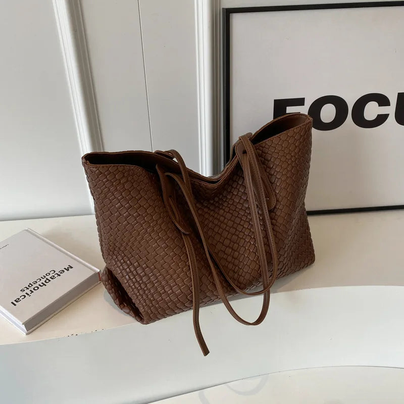"Dam flätad axelväska i PU-läder, elegant design, neutral färg, perfekt för dagligt bruk och kompatibel med alla outfits."