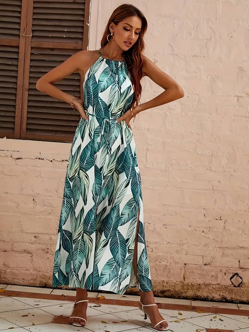 "Dam halterneck strandklänning i luftig polyester med tropiskt bladmönster, perfekt för sommarens strand- och poolfester."