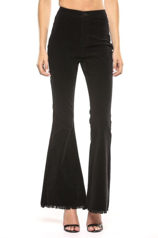 "Dam högmidjade svarta corduroy super flare jeans, retro och modern stil, smickrande passform, dramatisk flare."