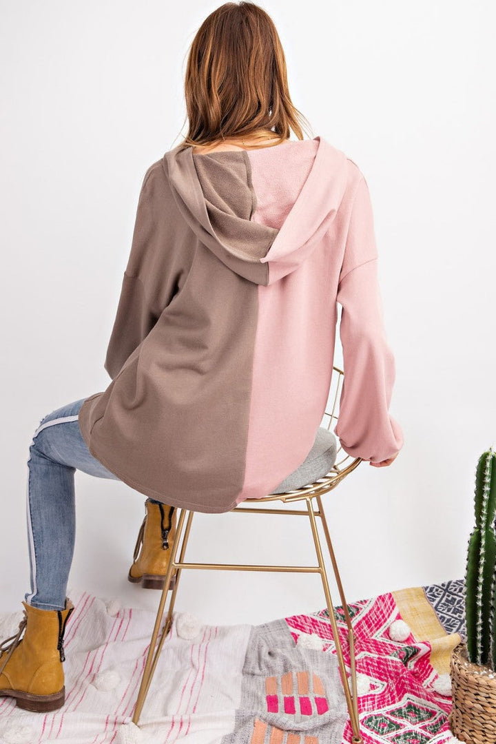 "Dam hoodie i mocha med färgblock, avslappnad passform, mjukt terry-material, justerbar snörning och sidofickor."