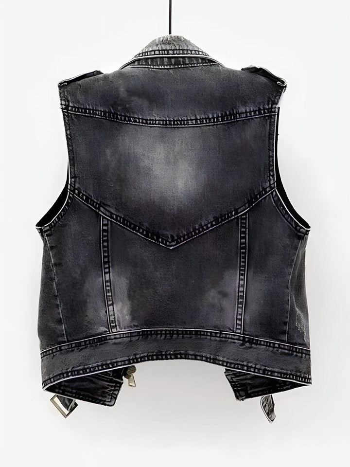 "Dam jeansväst med klassisk stil i ljus denim, mångsidig design, strategiska fickor, och lätt tvättad för eleganta outfits."
