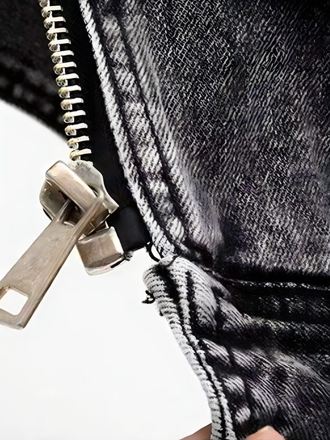 "Dam jeansväst med klassisk stil i ljus denim, mångsidig design, strategiska fickor, och lätt tvättad för eleganta outfits."