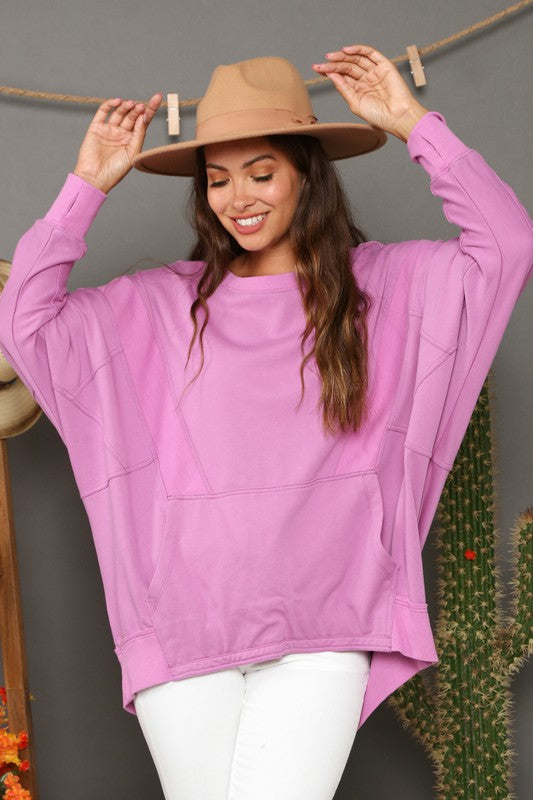 Dam kontrastfärgad magenta sweatshirt, mjukt French Terry-material, avslappnad passform, elegant och iögonfallande design.