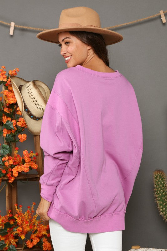 Dam kontrastfärgad magenta sweatshirt, mjukt French Terry-material, avslappnad passform, elegant och iögonfallande design.