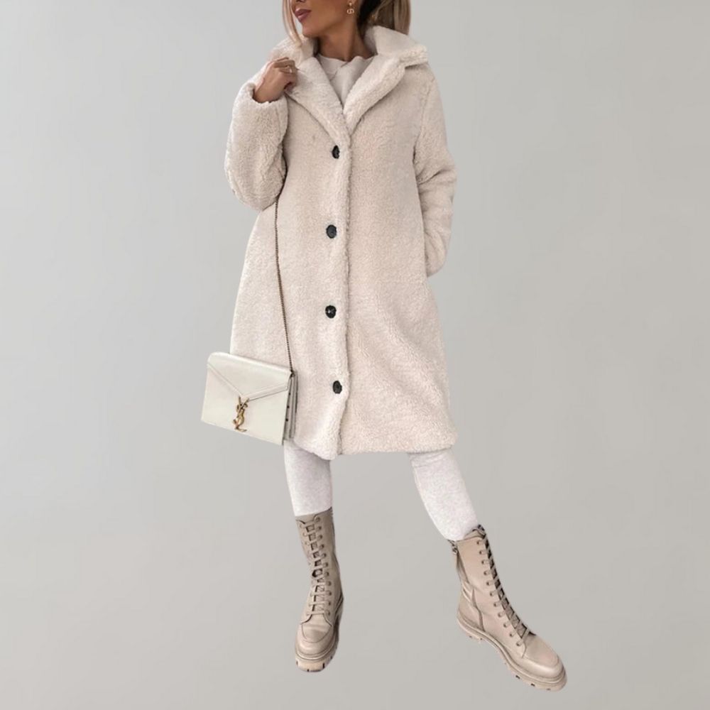 "Dam lång kappa med smickrande siluett, elegant design och mysig krage. Perfekt vinterstil för kvinnor."