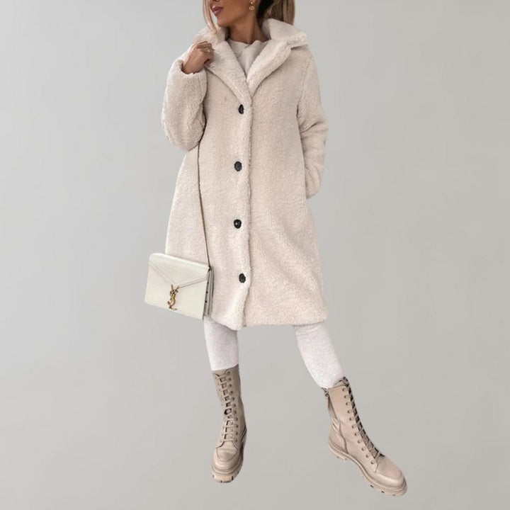 "Dam lång kappa med smickrande siluett, elegant design och mysig krage. Perfekt vinterstil för kvinnor."