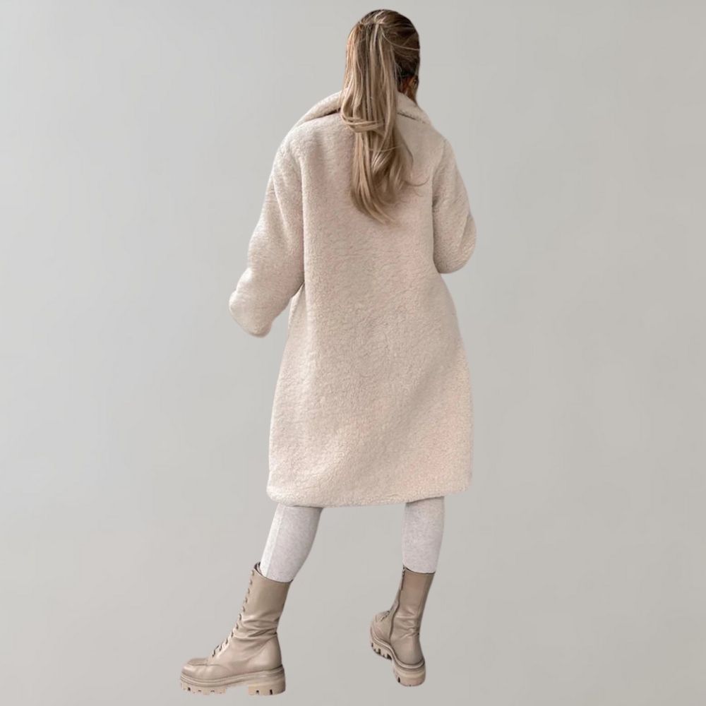 "Dam lång kappa med smickrande siluett, elegant design och mysig krage. Perfekt vinterstil för kvinnor."