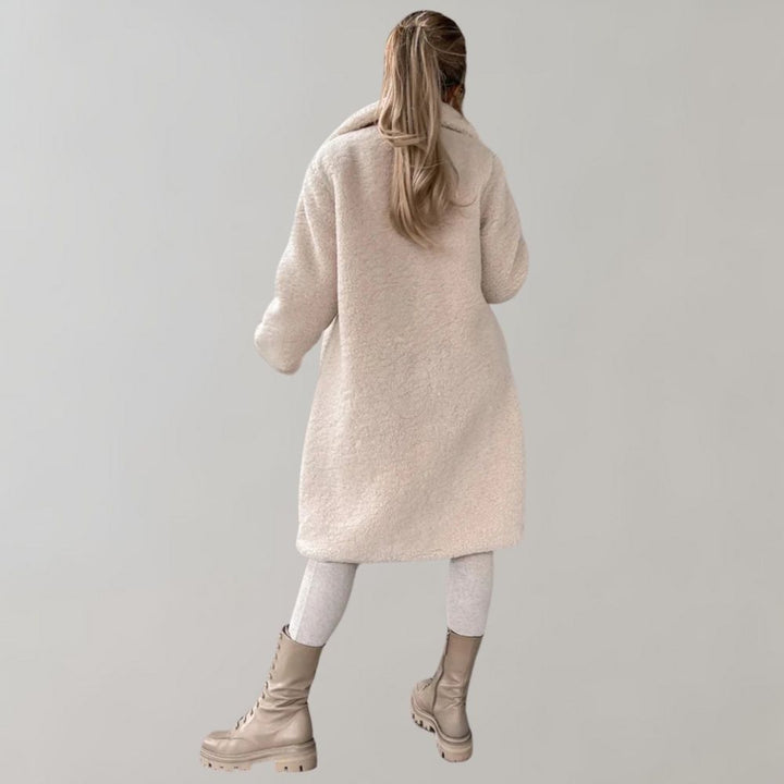 "Dam lång kappa med smickrande siluett, elegant design och mysig krage. Perfekt vinterstil för kvinnor."