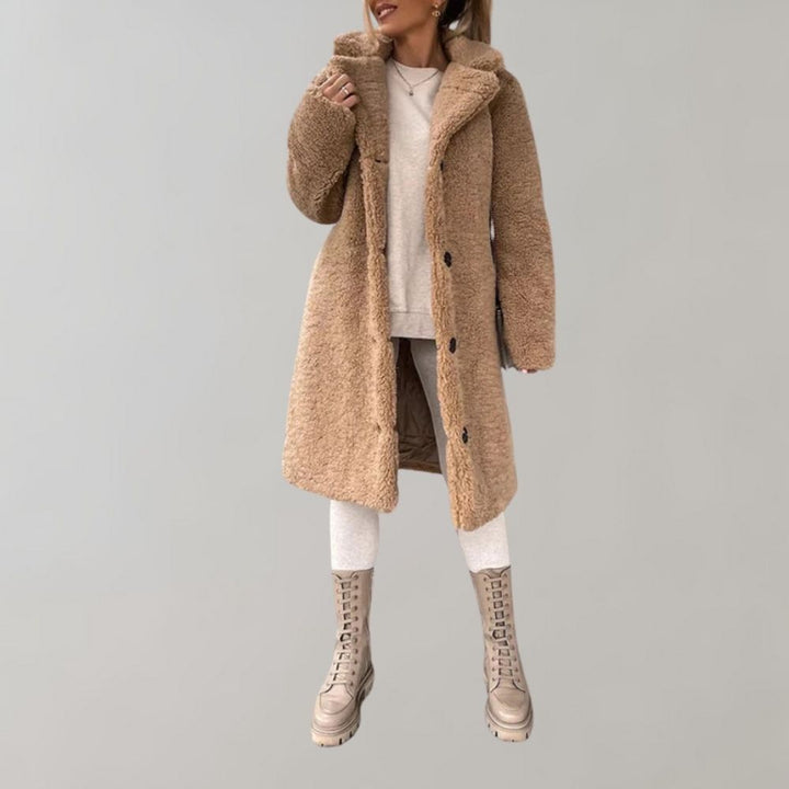 "Dam lång kappa med smickrande siluett, elegant design och mysig krage. Perfekt vinterstil för kvinnor."