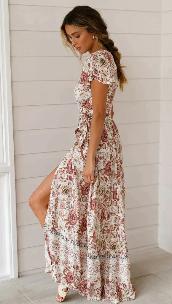 "Dam lång maxi klänning i vintage stil, bomullsblandning med tidlöst mönster, framhäver elegans och komfort."