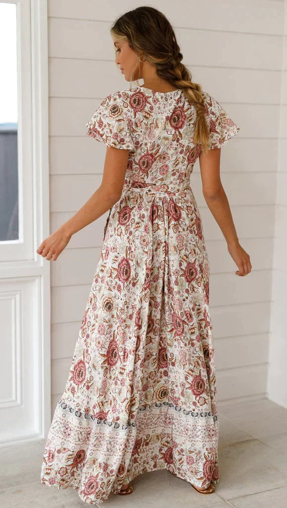 "Dam lång maxi klänning i vintage stil, bomullsblandning med tidlöst mönster, framhäver elegans och komfort."