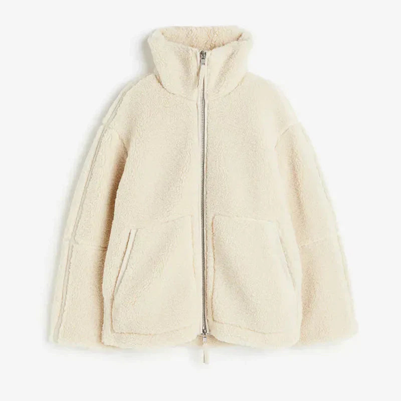 "Dam lång teddyjacka i beige och vit med lös passform, mjuk textur, perfekt för värme och stil under kalla dagar."