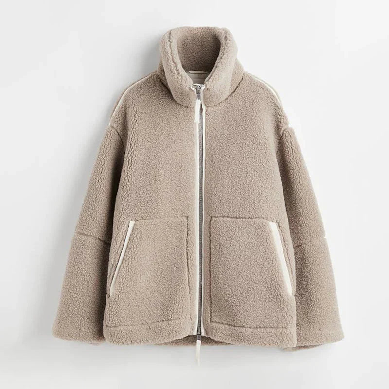 "Dam lång teddyjacka i beige och vit med lös passform, mjuk textur, perfekt för värme och stil under kalla dagar."