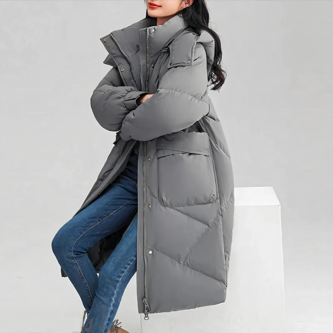 "Dam lång vinterjacka fram, värmande och elegant med sofistikerad design, perfekt för kalla dagar."