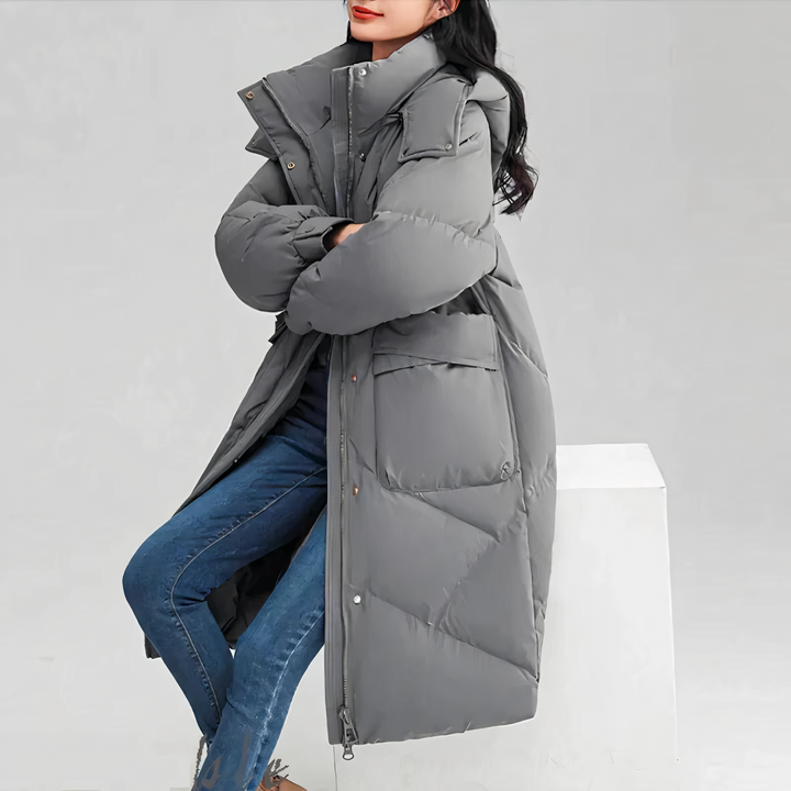 "Dam lång vinterjacka fram, värmande och elegant med sofistikerad design, perfekt för kalla dagar."