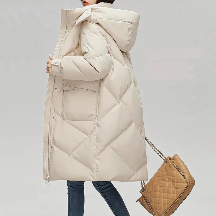 "Dam lång vinterjacka fram, värmande och elegant med sofistikerad design, perfekt för kalla dagar."