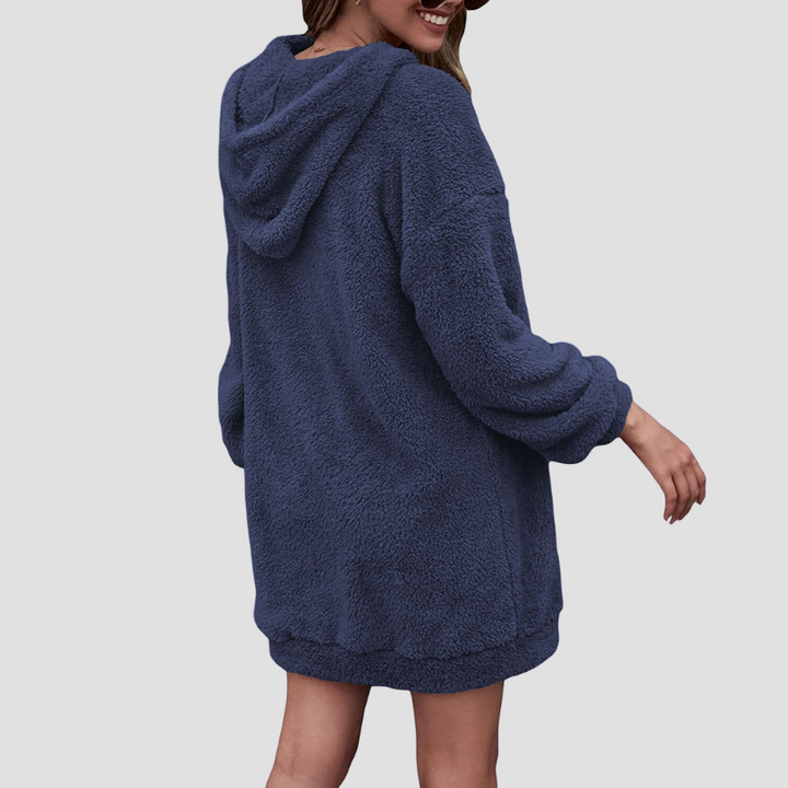 "Dam mjuk hoodie i polyester, avslappnad passform, grå färg, framtill; perfekt för avslappning och kyliga dagar."