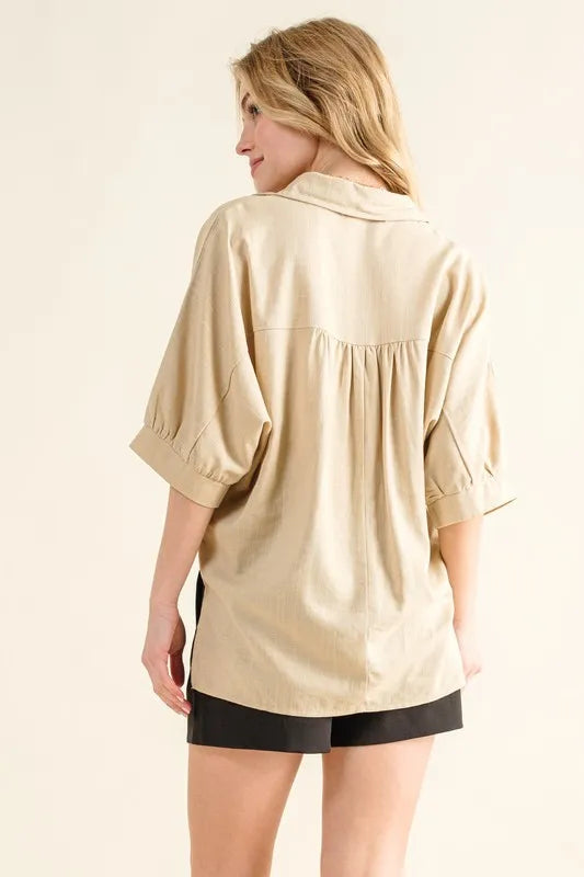 Dam oversized skjorta i ljusbrun med knappfront, avslappnad passform för kvinnor, perfekt för vardagliga eller eleganta tillfällen.