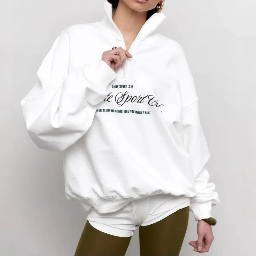 "Dam oversized tröja med halv dragkedja och djärvt bokstavstryck, idealisk för stil och komfort."