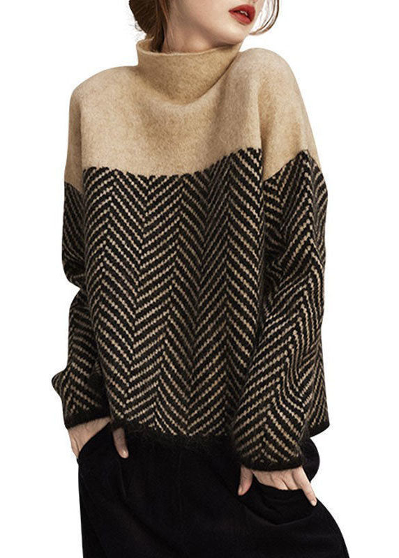 "Dam pullover i kaki med hög krage och patchwork-design, stilren och varm, perfekt för höst- och vinterdagar."