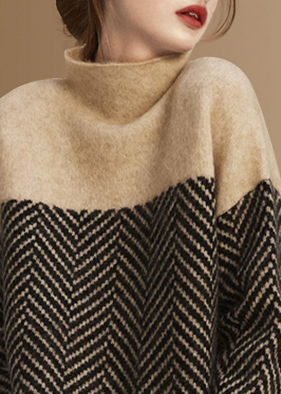 "Dam pullover i kaki med hög krage och patchwork-design, stilren och varm, perfekt för höst- och vinterdagar."