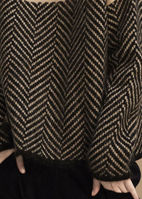 "Dam pullover i kaki med hög krage och patchwork-design, stilren och varm, perfekt för höst- och vinterdagar."