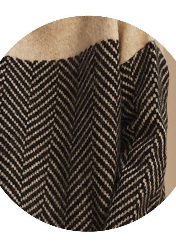"Dam pullover i kaki med hög krage och patchwork-design, stilren och varm, perfekt för höst- och vinterdagar."