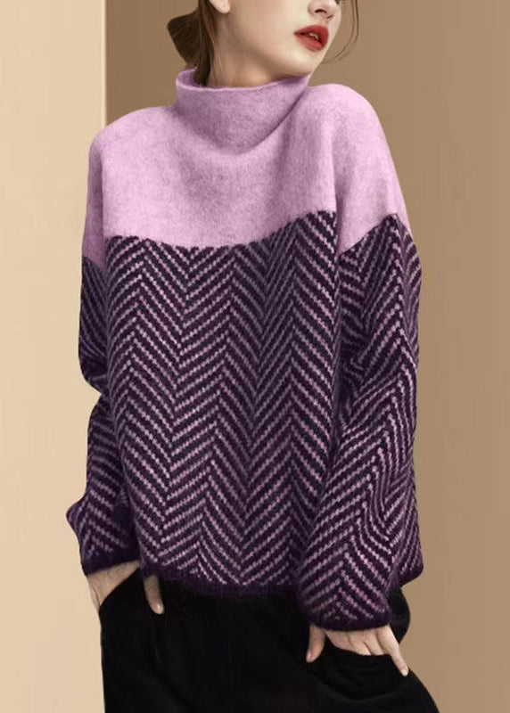"Dam pullover i kaki med hög krage och patchwork-design, stilren och varm, perfekt för höst- och vinterdagar."
