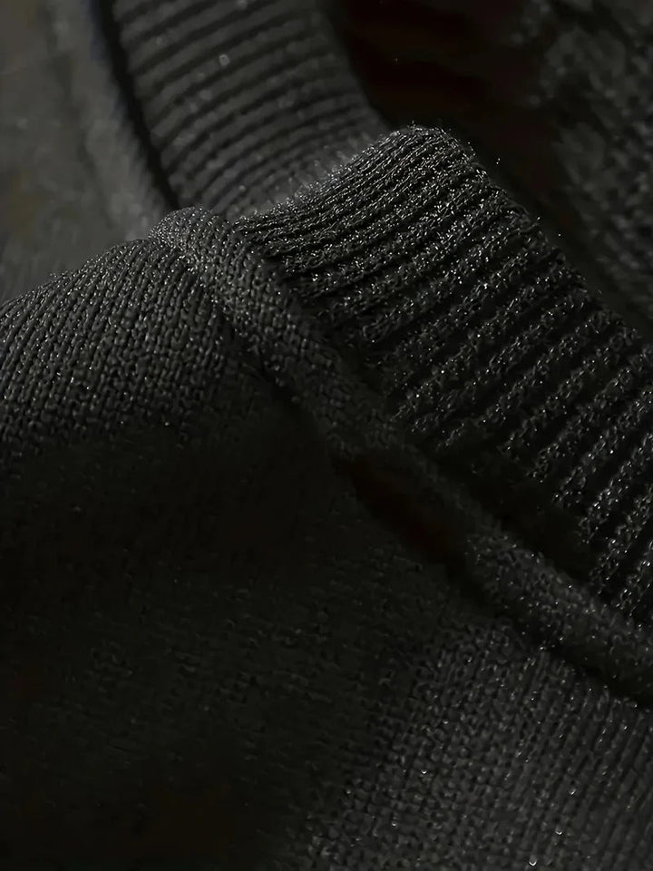 "Dam pullover med hjärtmotiv i mjuk tyg, charmig gradient och välsittande passform, idealisk för kalla dagar."