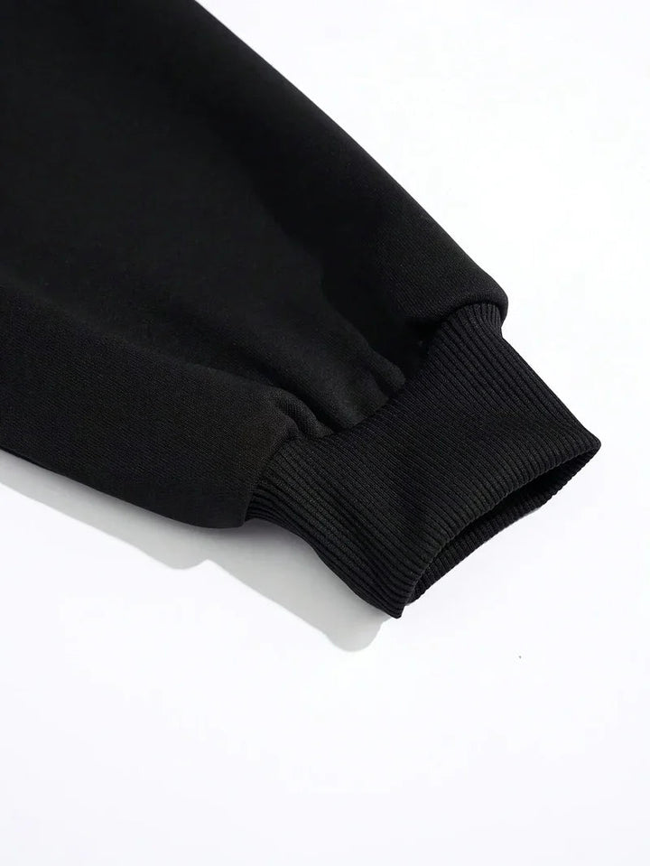 "Dam pullover med hjärtmotiv i mjuk tyg, charmig gradient och välsittande passform, idealisk för kalla dagar."