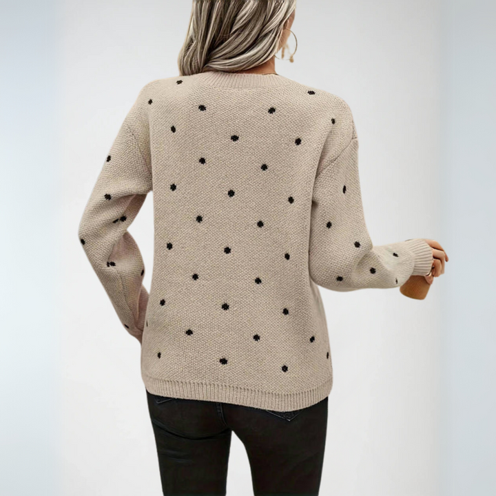 "Dam pullover med polka dots i mjuk stickad material, chic design, smickrande passform, perfekt för alla tillfällen."