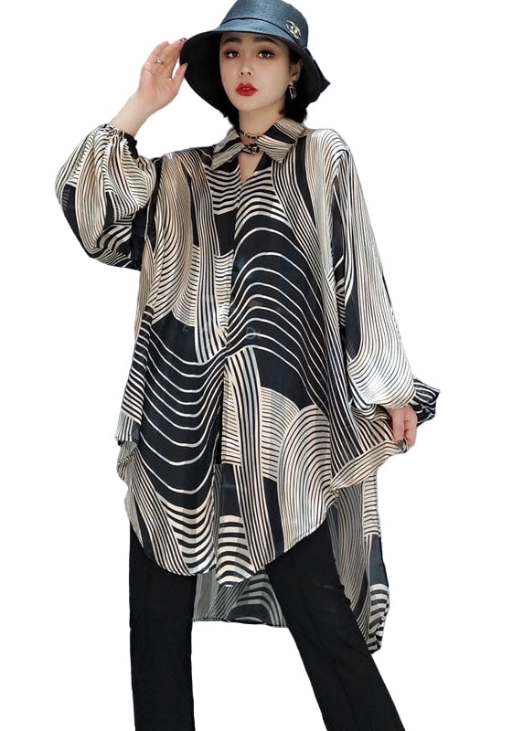 "Dam randig chiffon blus med låg-hög design, framsida, visande luftigt material och modern silhuett för stil och komfort."