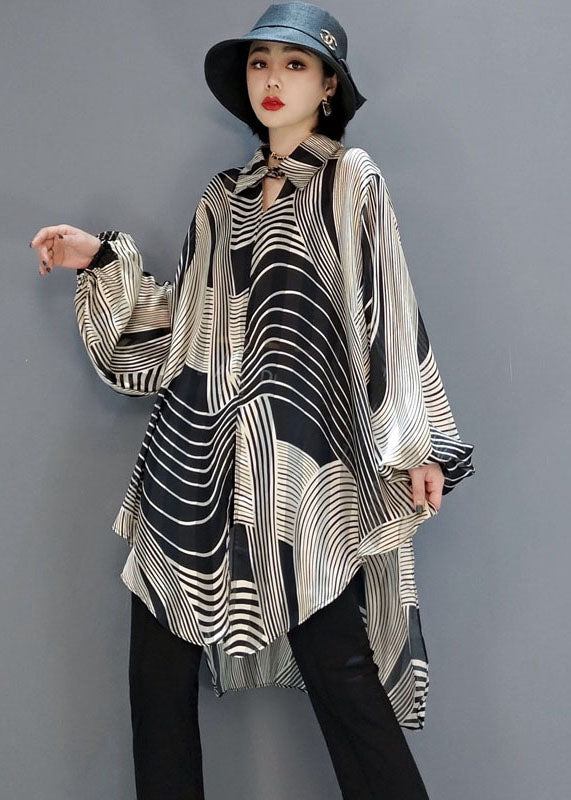 "Dam randig chiffon blus med låg-hög design, framsida, visande luftigt material och modern silhuett för stil och komfort."