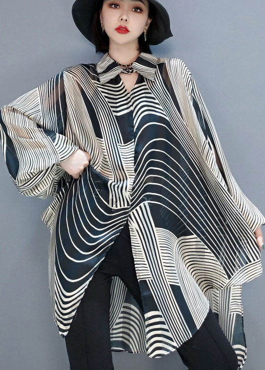 "Dam randig chiffon blus med låg-hög design, framsida, visande luftigt material och modern silhuett för stil och komfort."