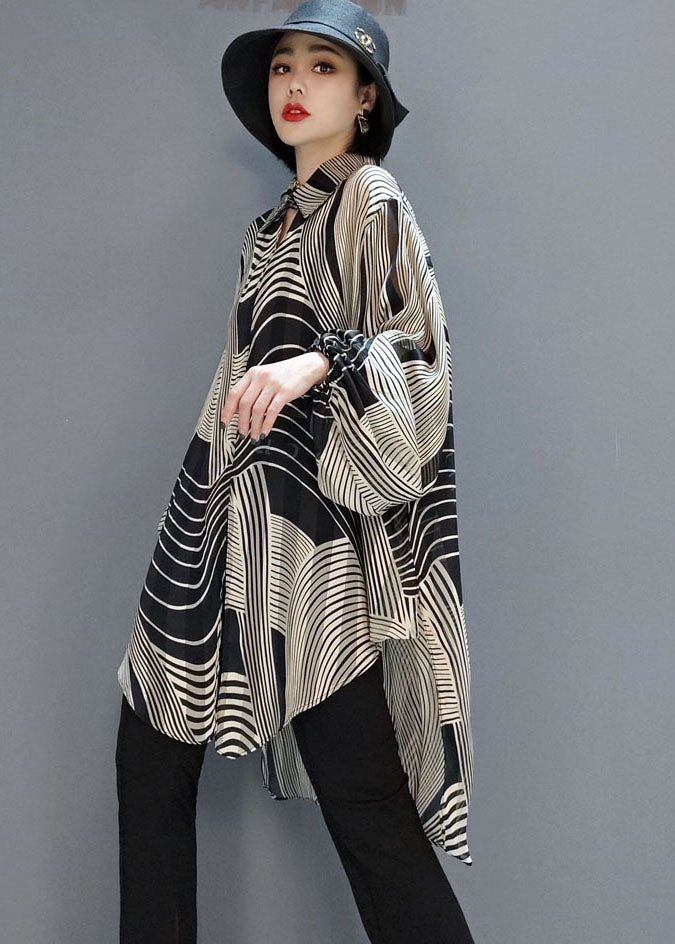 "Dam randig chiffon blus med låg-hög design, framsida, visande luftigt material och modern silhuett för stil och komfort."