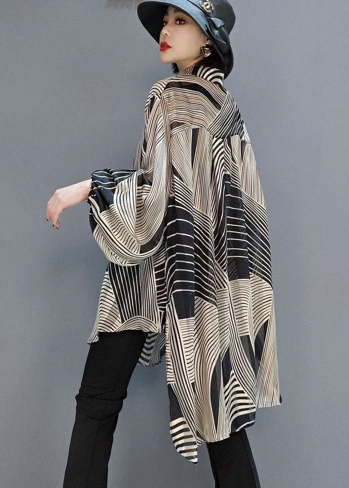 "Dam randig chiffon blus med låg-hög design, framsida, visande luftigt material och modern silhuett för stil och komfort."