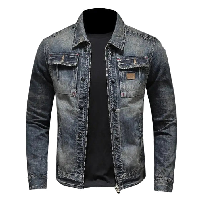 "Dam retro denimjacka i klassisk blå ton, tidlös elegans, stilige fickor, perfekt för vår- och höstsäsongen."