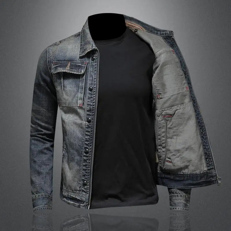 "Dam retro denimjacka i klassisk blå ton, tidlös elegans, stilige fickor, perfekt för vår- och höstsäsongen."