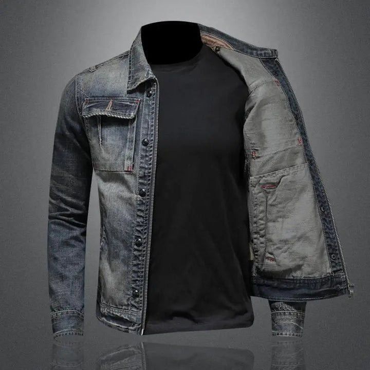 "Dam retro denimjacka i klassisk blå ton, tidlös elegans, stilige fickor, perfekt för vår- och höstsäsongen."