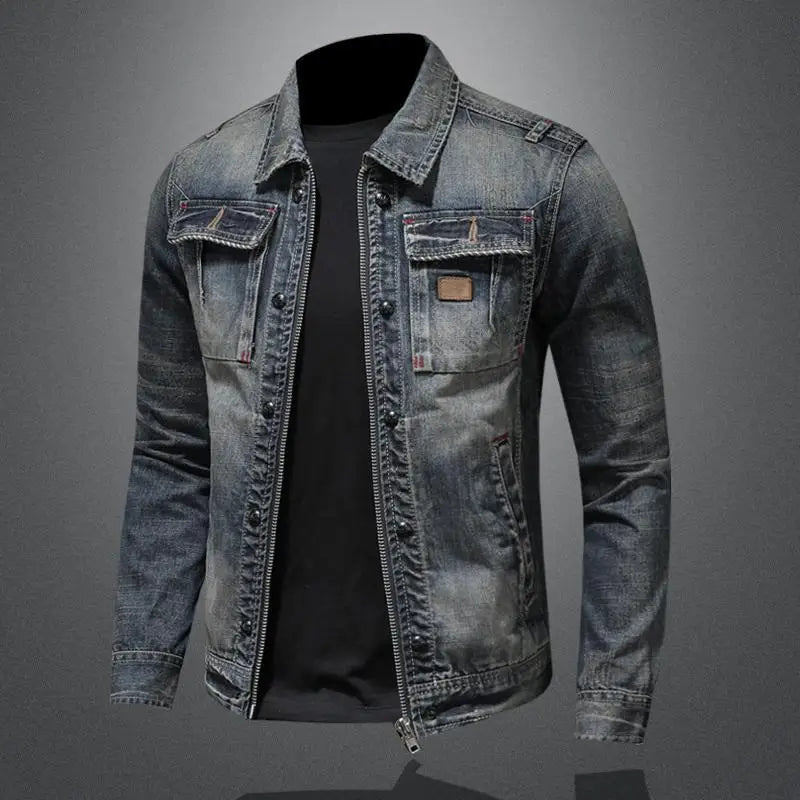 "Dam retro denimjacka i klassisk blå ton, tidlös elegans, stilige fickor, perfekt för vår- och höstsäsongen."
