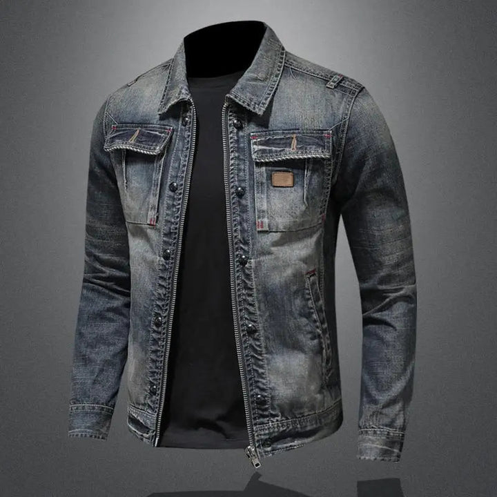 "Dam retro denimjacka i klassisk blå ton, tidlös elegans, stilige fickor, perfekt för vår- och höstsäsongen."