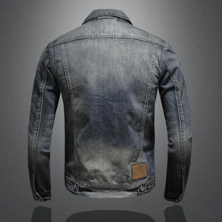 "Dam retro denimjacka i klassisk blå ton, tidlös elegans, stilige fickor, perfekt för vår- och höstsäsongen."