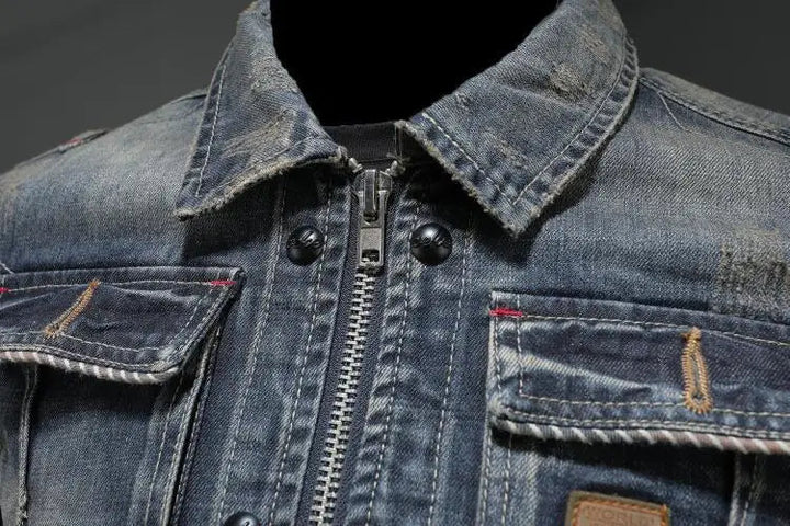 "Dam retro denimjacka i klassisk blå ton, tidlös elegans, stilige fickor, perfekt för vår- och höstsäsongen."