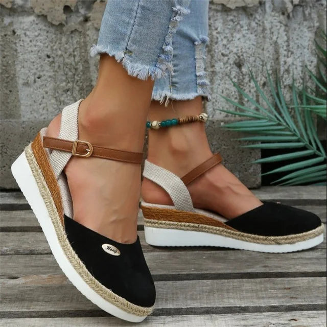 "Dam sandaler med stängd tå och hög klack, elegant läderfinish, sofistikerad design, komfortabel och stilren."